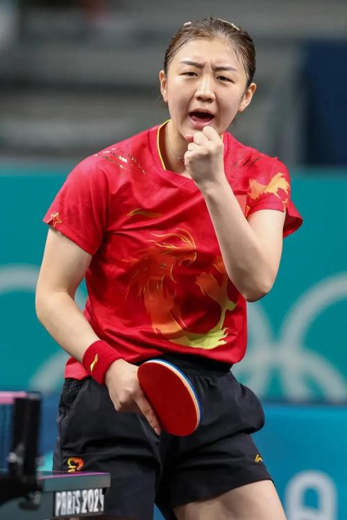 阿扎伦卡迎来十五赛季出色发挥，巴黎圣日耳曼观众热烈欢呼！观众掌声雷动